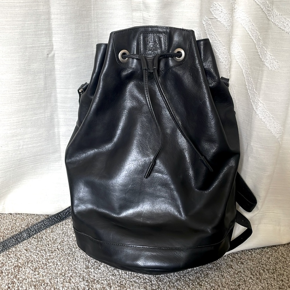 Will Leather Goods black medium-sized backpack